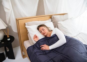 Verschillende slaaphulpmiddelen zoals kussens en neusstrips voor een betere nachtrust en comfort.