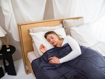 Verschillende slaaphulpmiddelen zoals kussens en neusstrips voor een betere nachtrust en comfort.