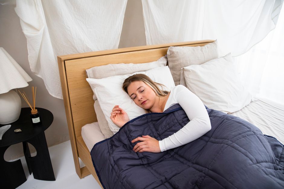 Verschillende slaaphulpmiddelen zoals kussens en neusstrips voor een betere nachtrust en comfort.