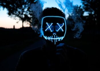 Een vrouw die een LED gezichtsmasker draagt voor huidveroudering en huidverzorging.