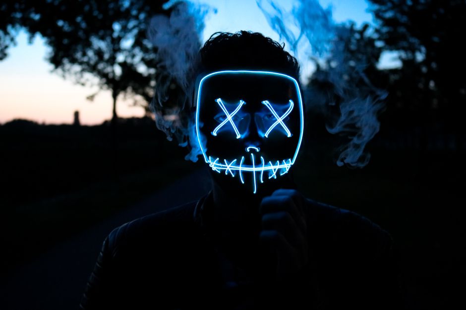 Een vrouw die een LED gezichtsmasker draagt voor huidveroudering en huidverzorging.