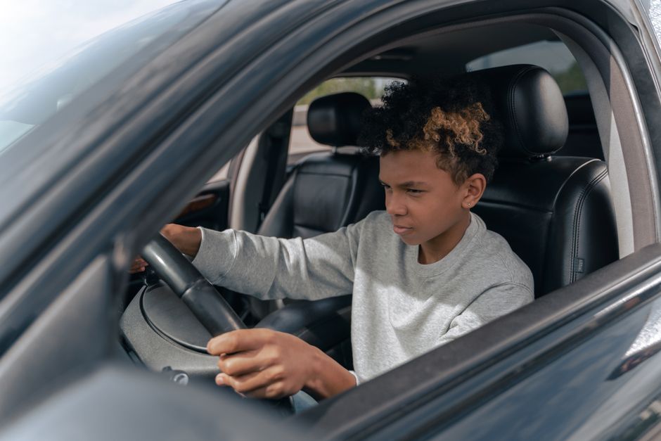 Een rijinstructeur geeft les aan een leerling in een auto, symboliserend de kosten en prijsopbouw van rijlessen.